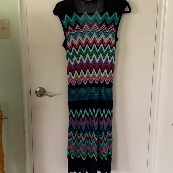 Sleeveless dress with dark navy background - Picture 5 of 5